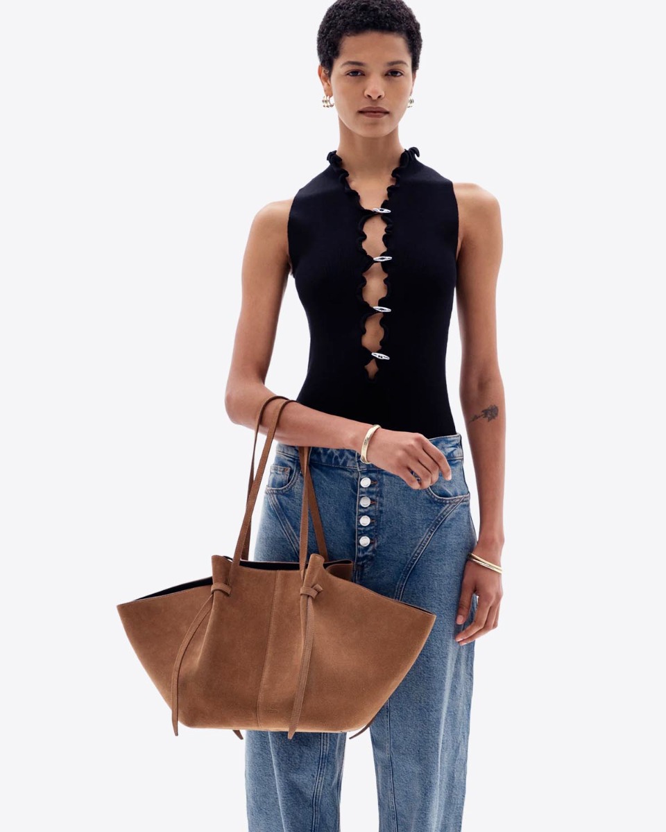 Sac Mochi large Yuzefi cuir su&eacute;d&eacute; Cognac, port&eacute; sur le bras.