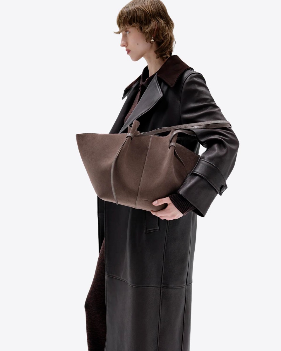 Sac cabas Mochi large Yuzefi cuir su&eacute;d&eacute; Nutmeg (marron), port&eacute; &eacute;paule.