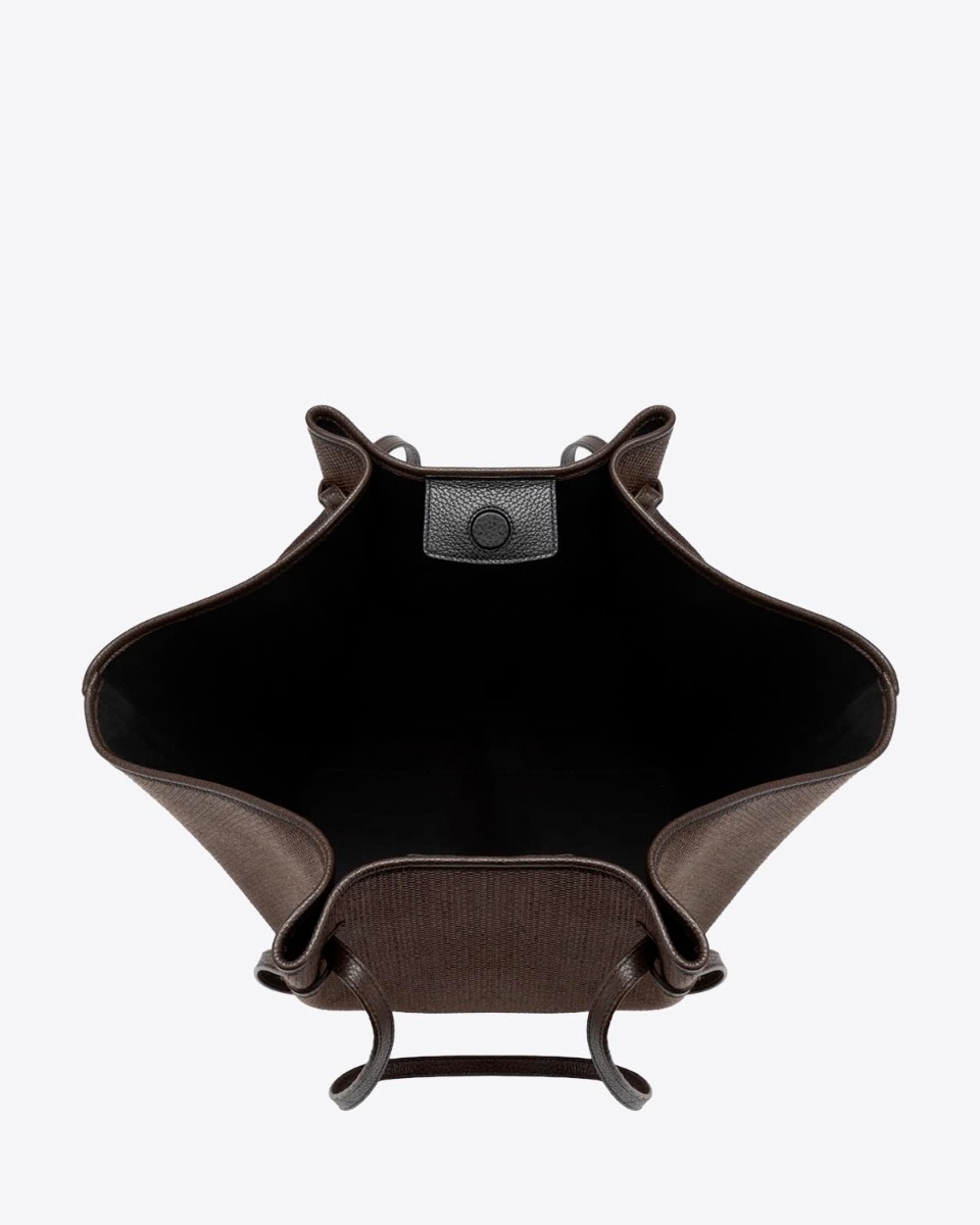 Sac cabas Mochi large Yuzefi en raffia Fudge marron fonc&eacute;. D&eacute;tail int&eacute;rieur.