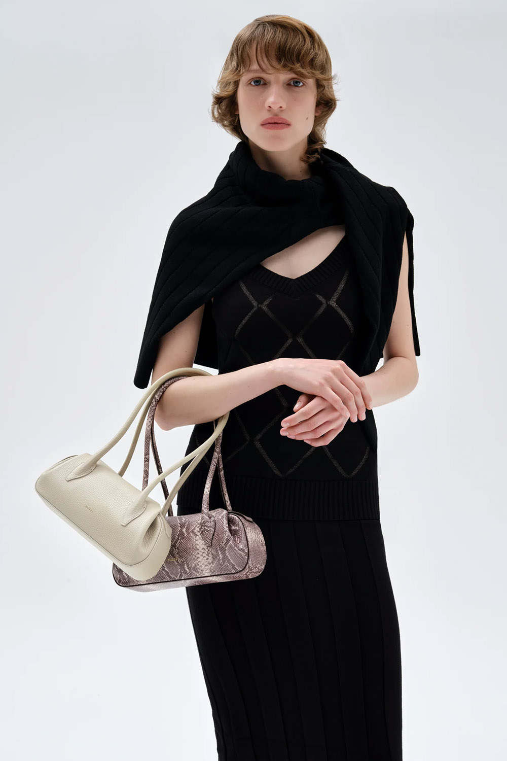 Sac Mini Oyster Yuzefi en cuir grainé Angora crème, mini sac baguette porté épaule au design contemporain. Porté sur l'avant bras.
