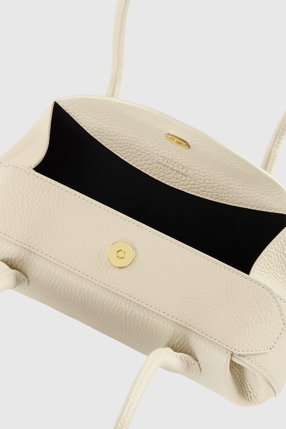 Sac Mini Oyster Yuzefi en cuir grainé Angora crème, mini sac baguette porté épaule au design contemporain. Détail de la fermeture à rabat aimantée sur le dessus du sac.
