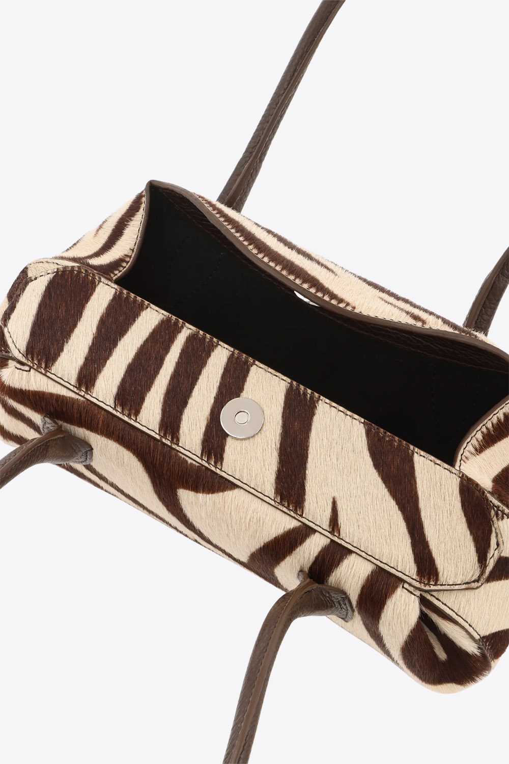 Sac Mini Oyster Yuzefi en cuir pony Savanna imprimé zèbre marron et écru, mini sac baguette porté épaule au design contemporain. Détail de la fermeture à rabat aimantée sur le dessus.
