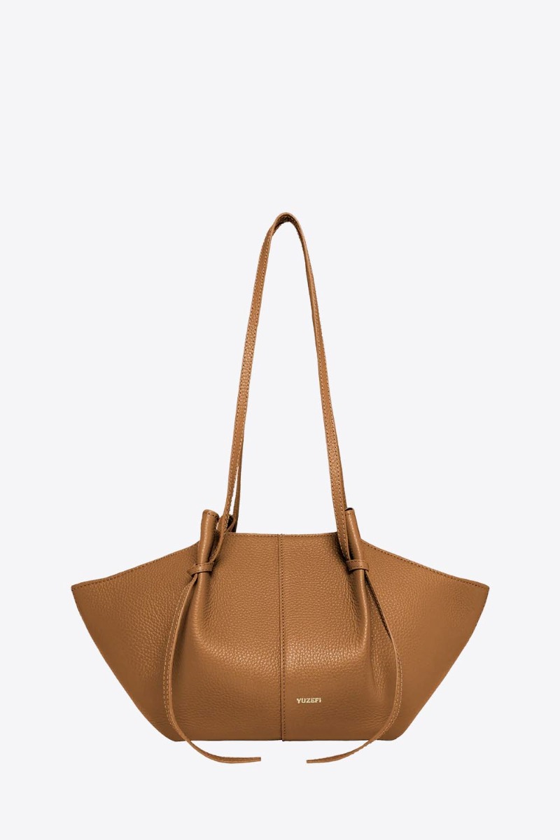 Sac Mochi Yuzefi en cuir grain&eacute; Hazel (camel), vue de face.