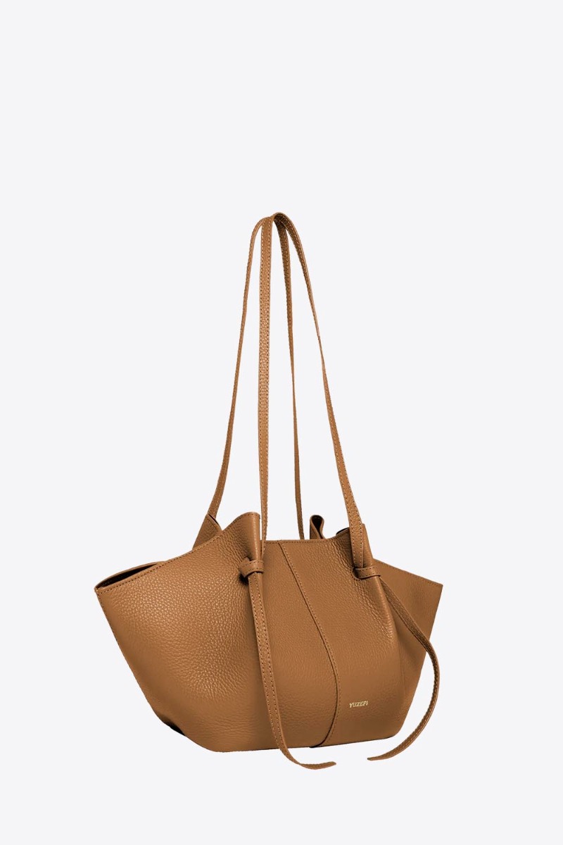 Sac Mochi Yuzefi en cuir grain&eacute; Hazel (camel), vue de profil.