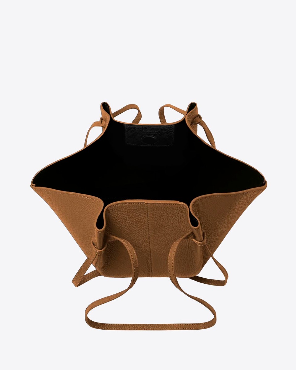 Sac Mochi Yuzefi en cuir grain&eacute; Hazel (camel), d&eacute;tail de l'int&eacute;rieur du sac.