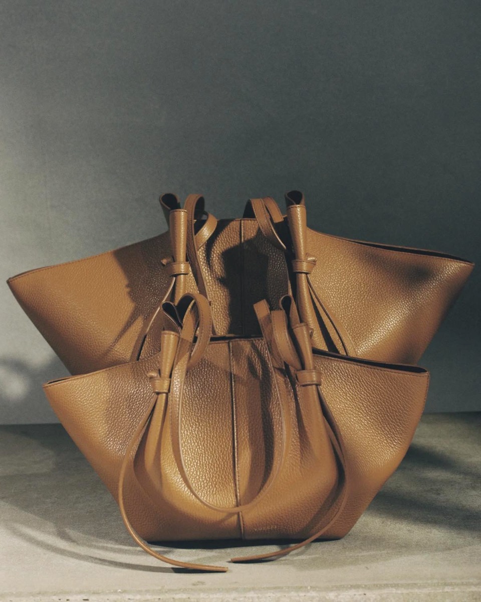 Sac Mochi Yuzefi en cuir grain&eacute; Hazel (camel). Diff&eacute;rence de taille entre le sac Mochi large et le Mochi.