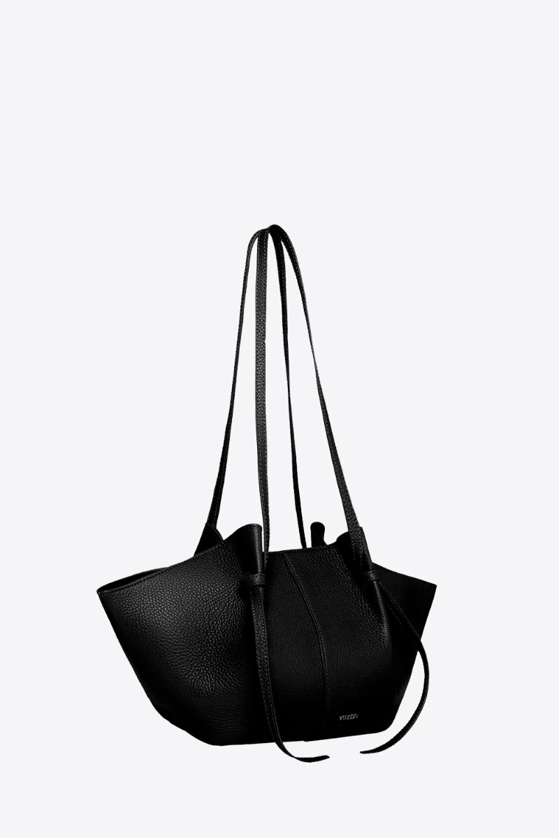 Sac Mochi Yuzefi en cuir noir grain&eacute;. Vue de profil.