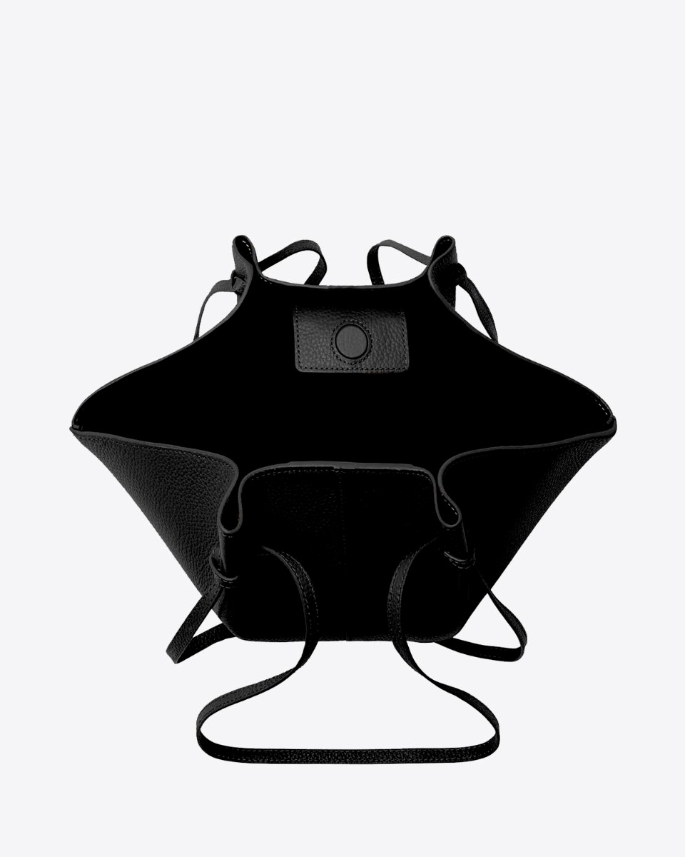 Sac Mochi Yuzefi en cuir noir grain&eacute;. D&eacute;tail de l'int&eacute;rieur du sac forme cabas.