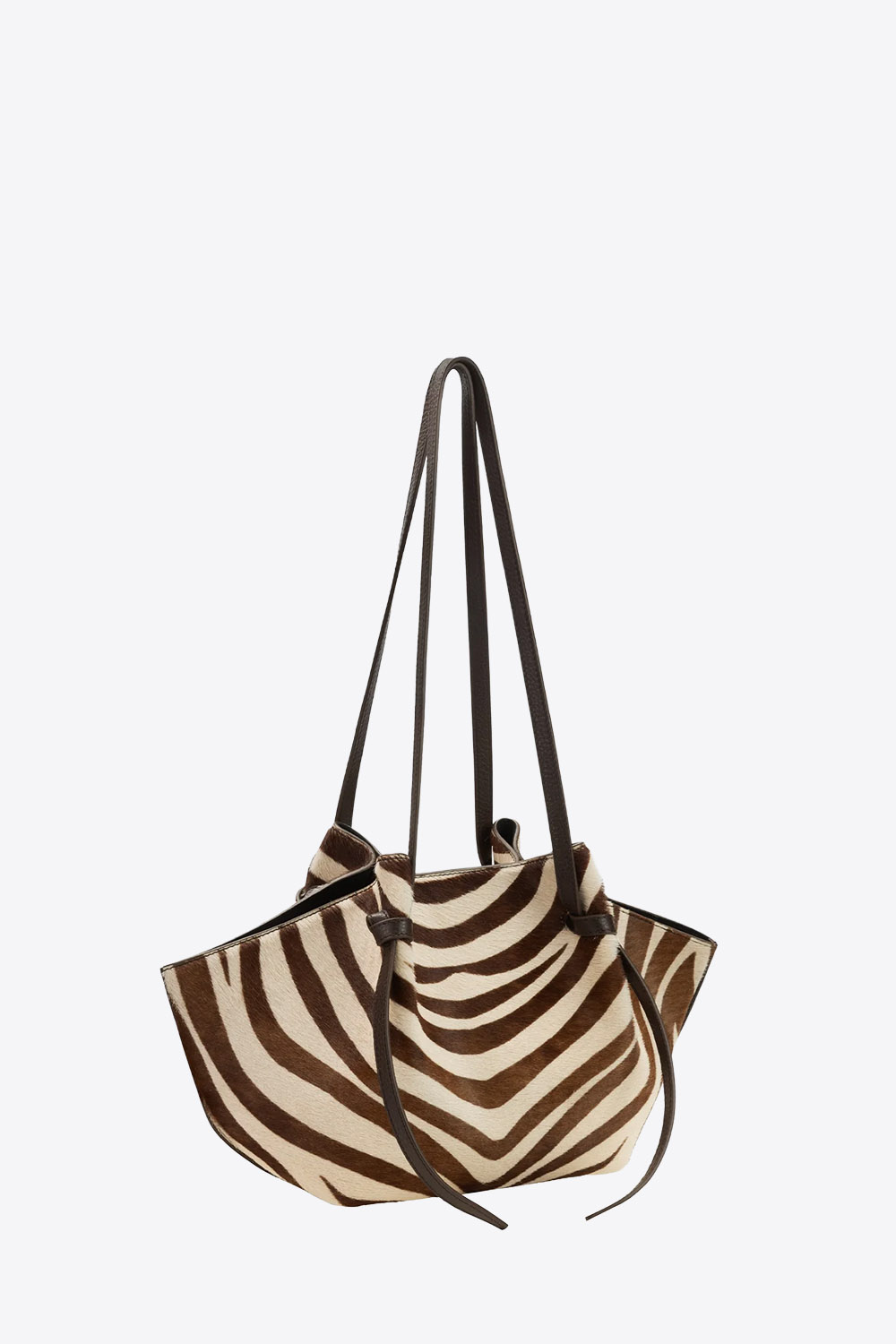 Sac Mochi Yuzefi en cuir pony Savanna imprimé zèbre marron et écru, sac porté épaule à la silhouette structurée avec anses nouées signature. Vue de profil.