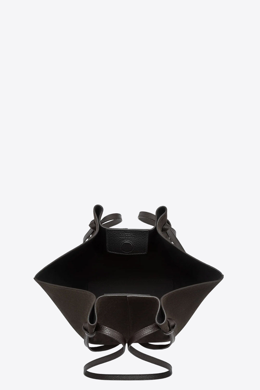 Sac Mochi Yuzefi en cuir suédé Ganache marron foncé, sac porté épaule à la silhouette structurée avec anses nouées signature. Vue de l'intérieur.