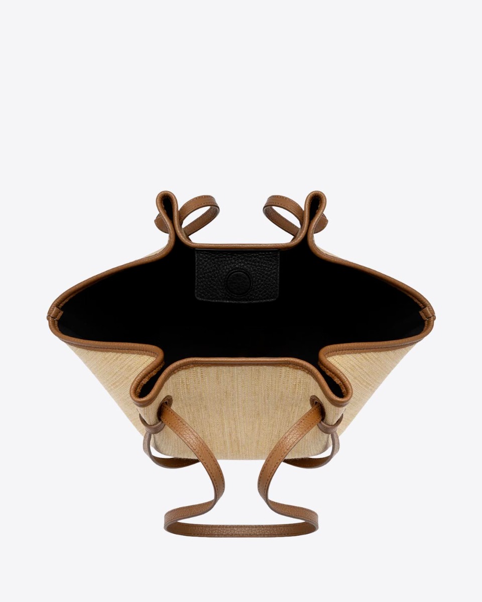 Sac Mochi Yuzefi en raffia biscuit (&eacute;cru). D&eacute;tail de l'int&eacute;rieur du sac.