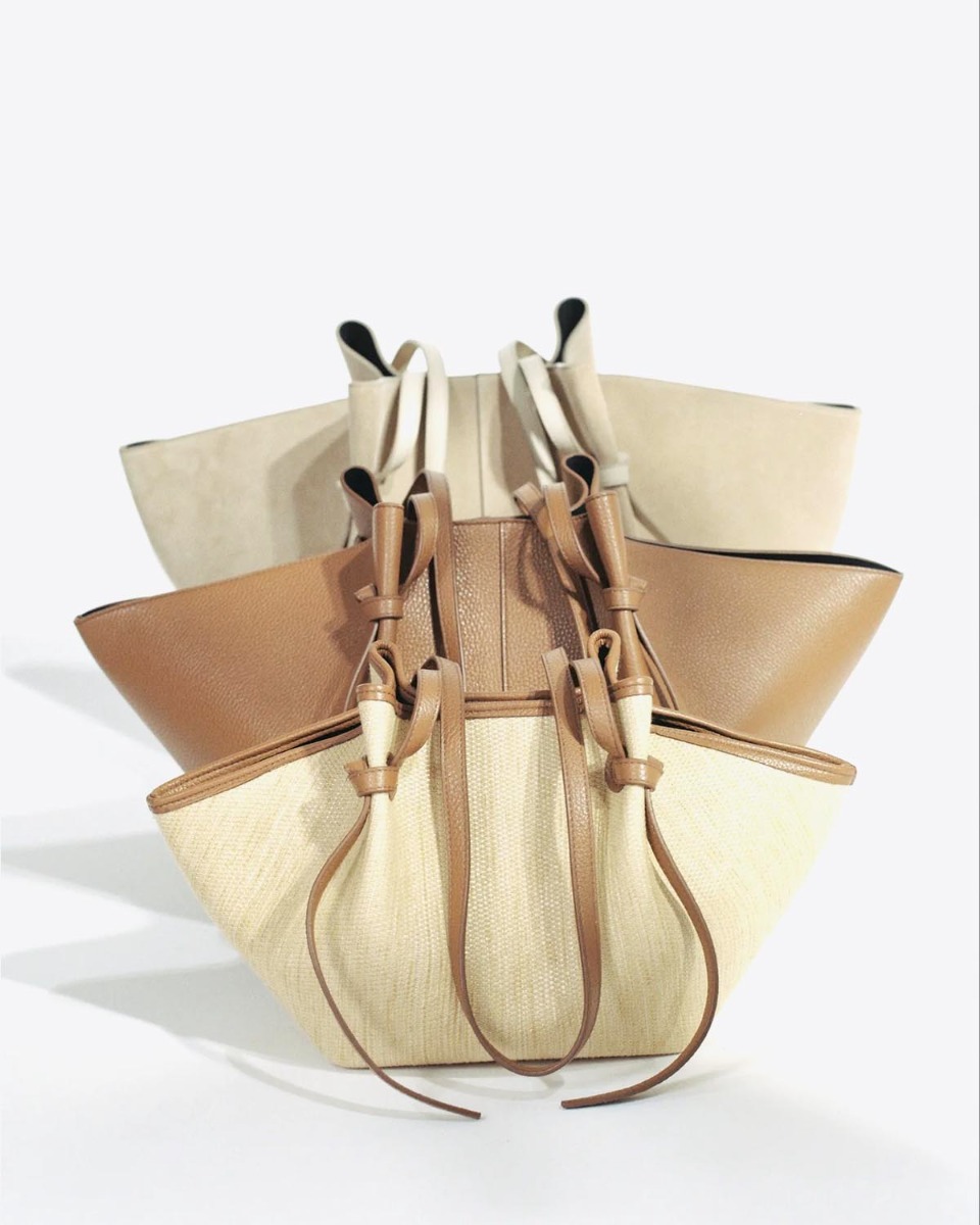 Sac Mochi Yuzefi en raffia biscuit (&eacute;cru), d&eacute;tail des diff&eacute;rents coloris et cuir.