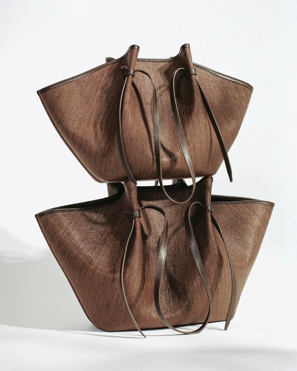 Sac Mochi Yuzefi en raffia Fudge (marron). Diff&eacute;rence de taille entre le Mochi et Mochi large.