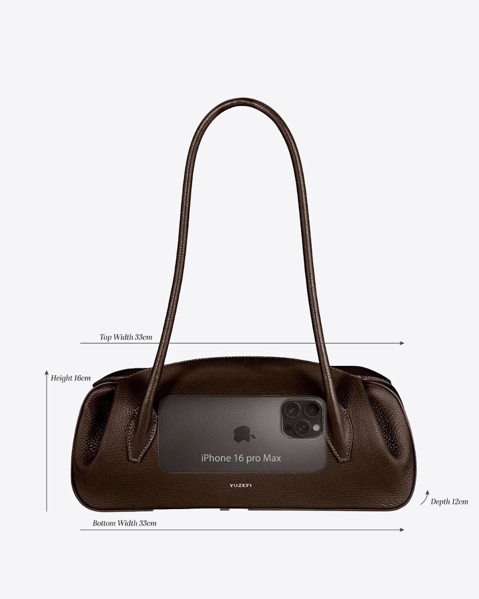 Sac baguette Oyster Yuzefi en cuir grain&eacute; Nespresso marron tr&egrave;s fonc&eacute;. Mesures et contenance.