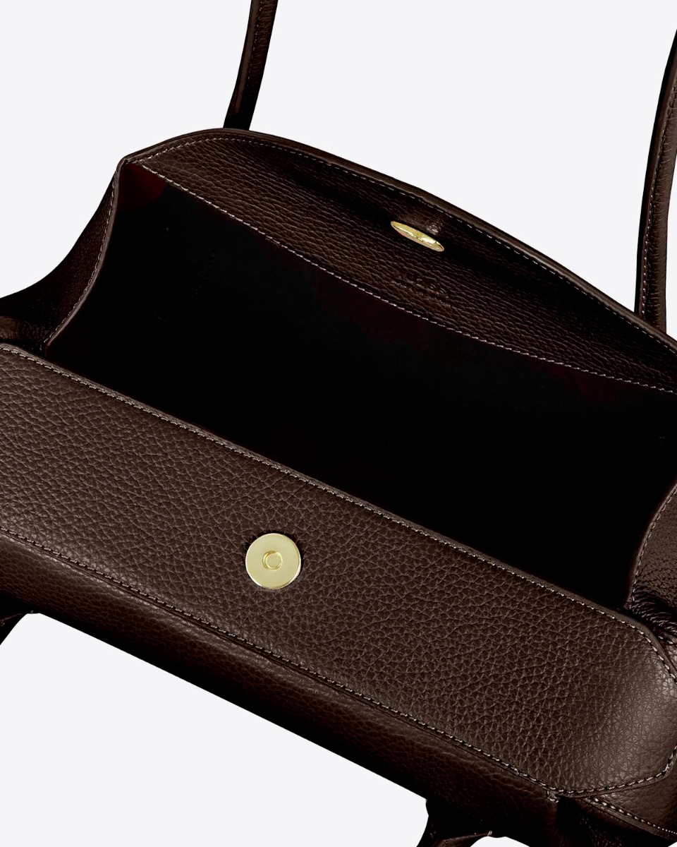 Sac baguette Oyster Yuzefi en cuir grain&eacute; Nespresso marron tr&egrave;s fonc&eacute;. D&eacute;tail int&eacute;rieur.