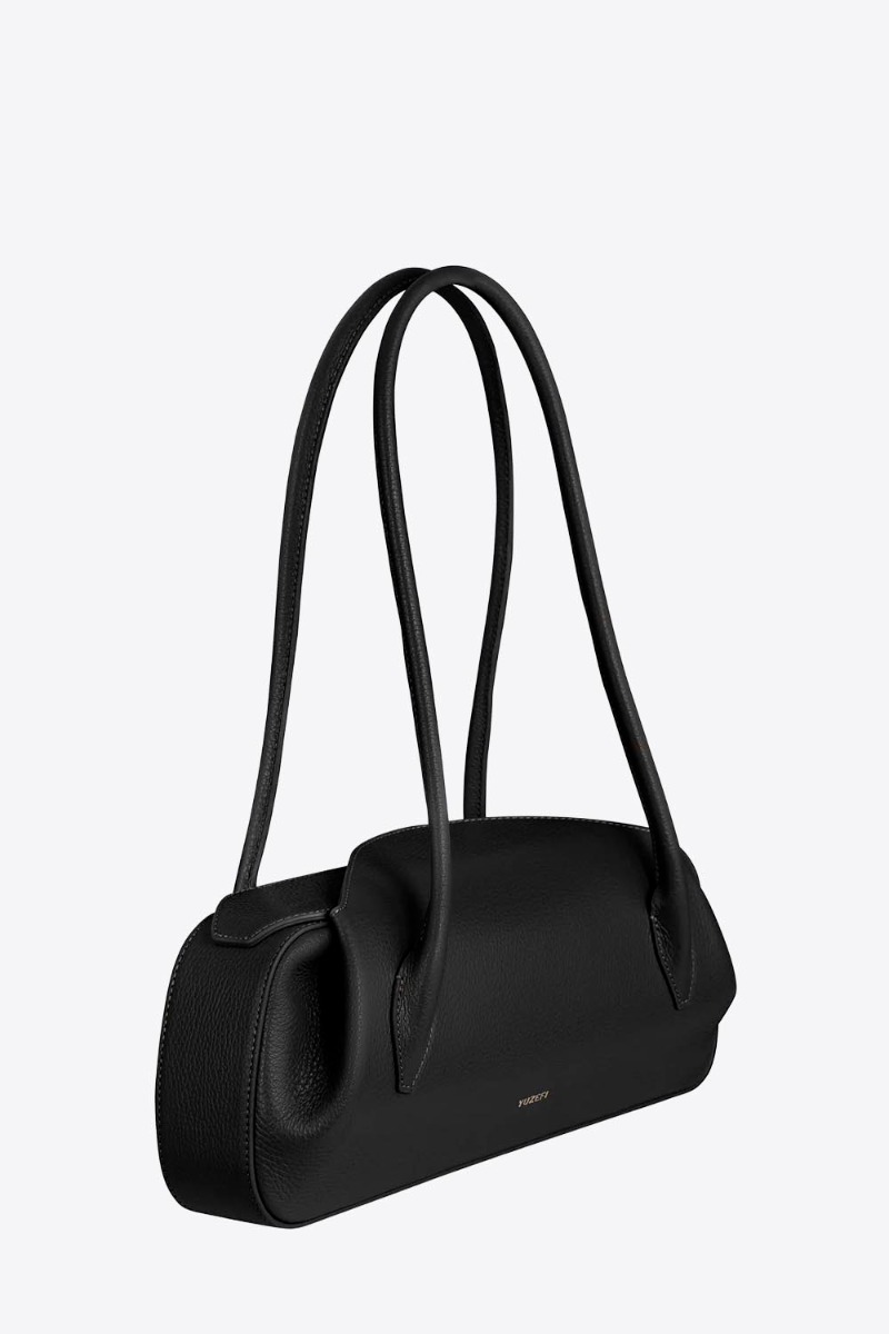 Sac baguette Oyster Yuzefi en cuir grain&eacute; noir, vue de profil.