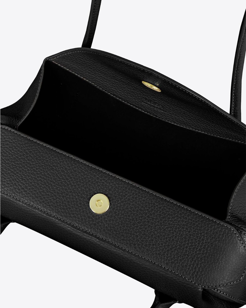 Sac baguette Oyster Yuzefi en cuir grain&eacute; noir, d&eacute;tail int&eacute;rieur.