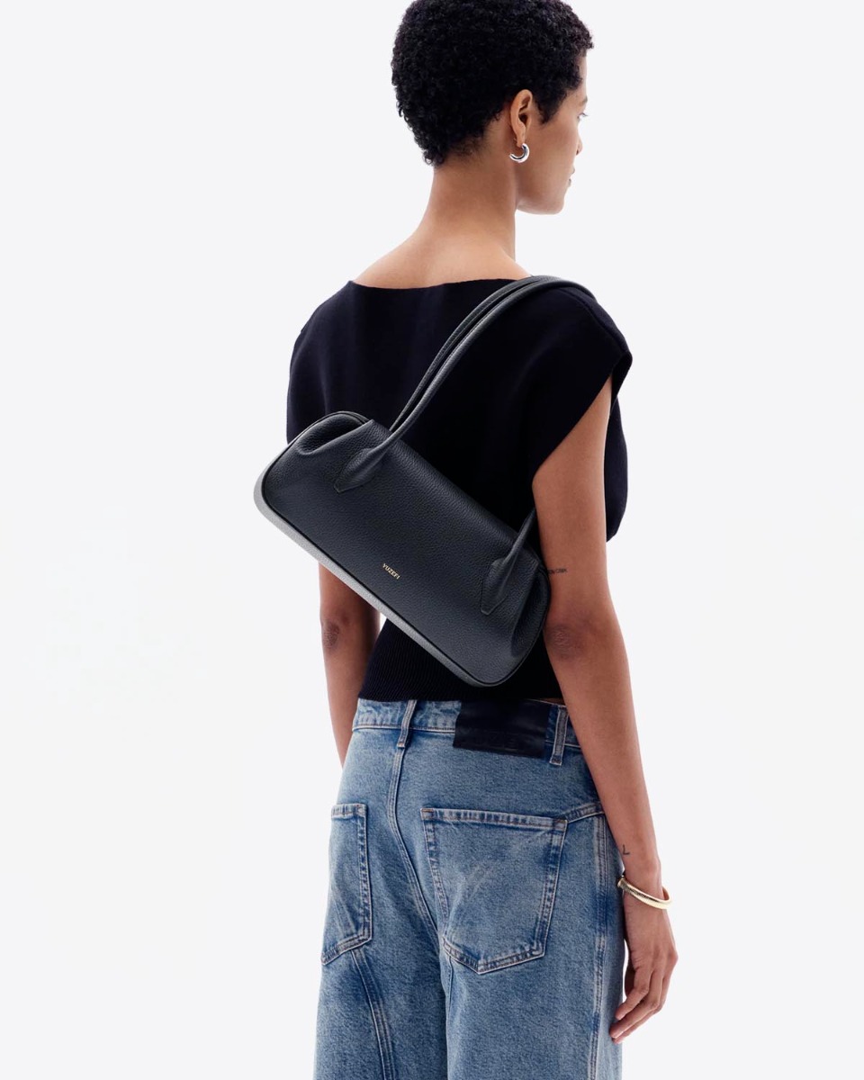 Sac baguette Oyster Yuzefi en cuir grain&eacute; noir, port&eacute; &agrave; l'&eacute;paule.