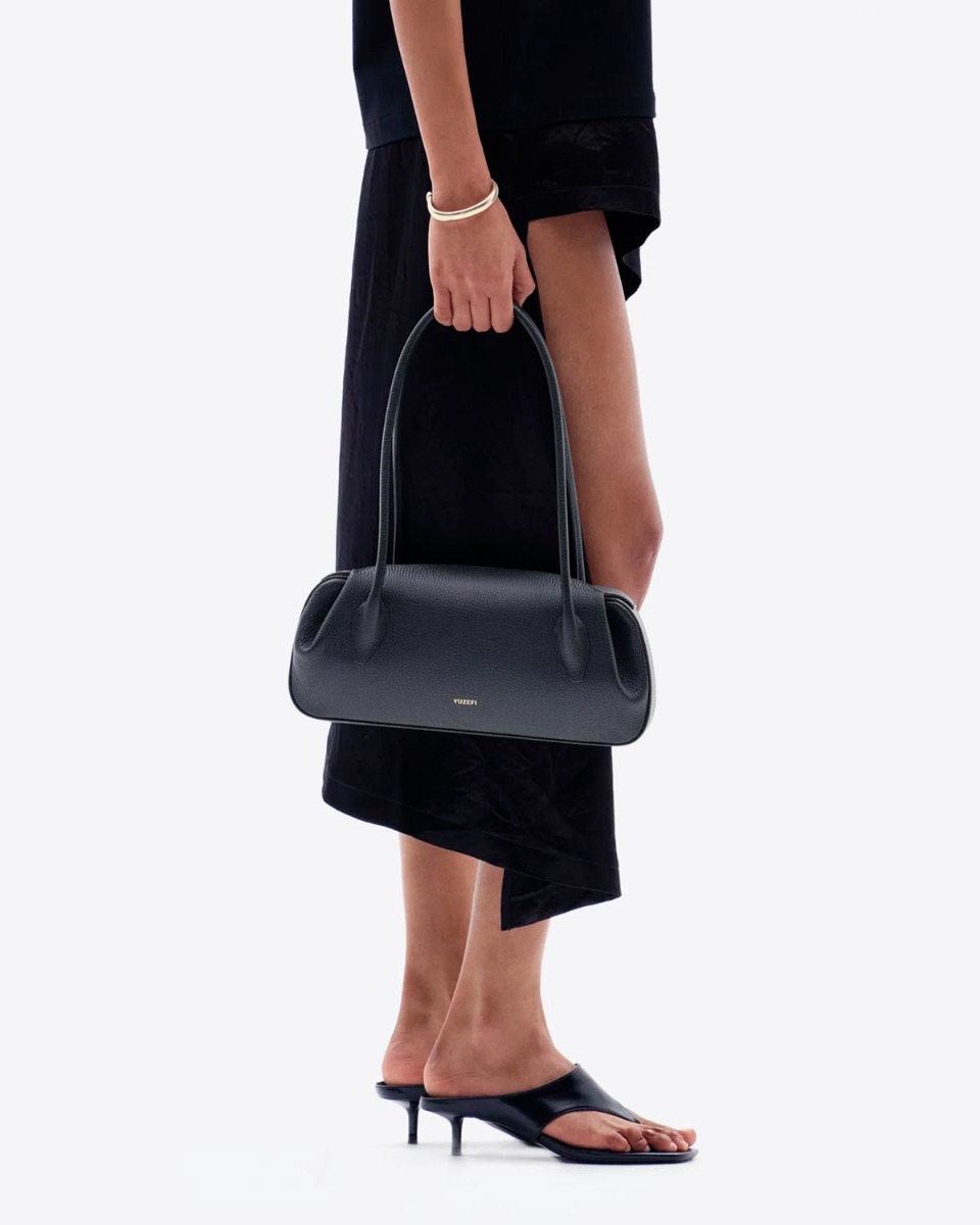 Sac baguette Oyster Yuzefi en cuir grain&eacute; noir, port&eacute; &agrave; la main.